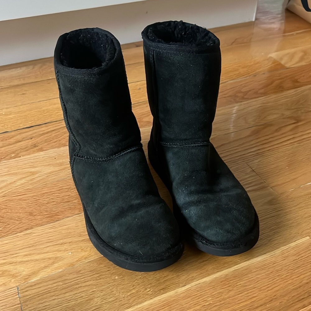 UGGS- vintage classic short Uggs (black)
